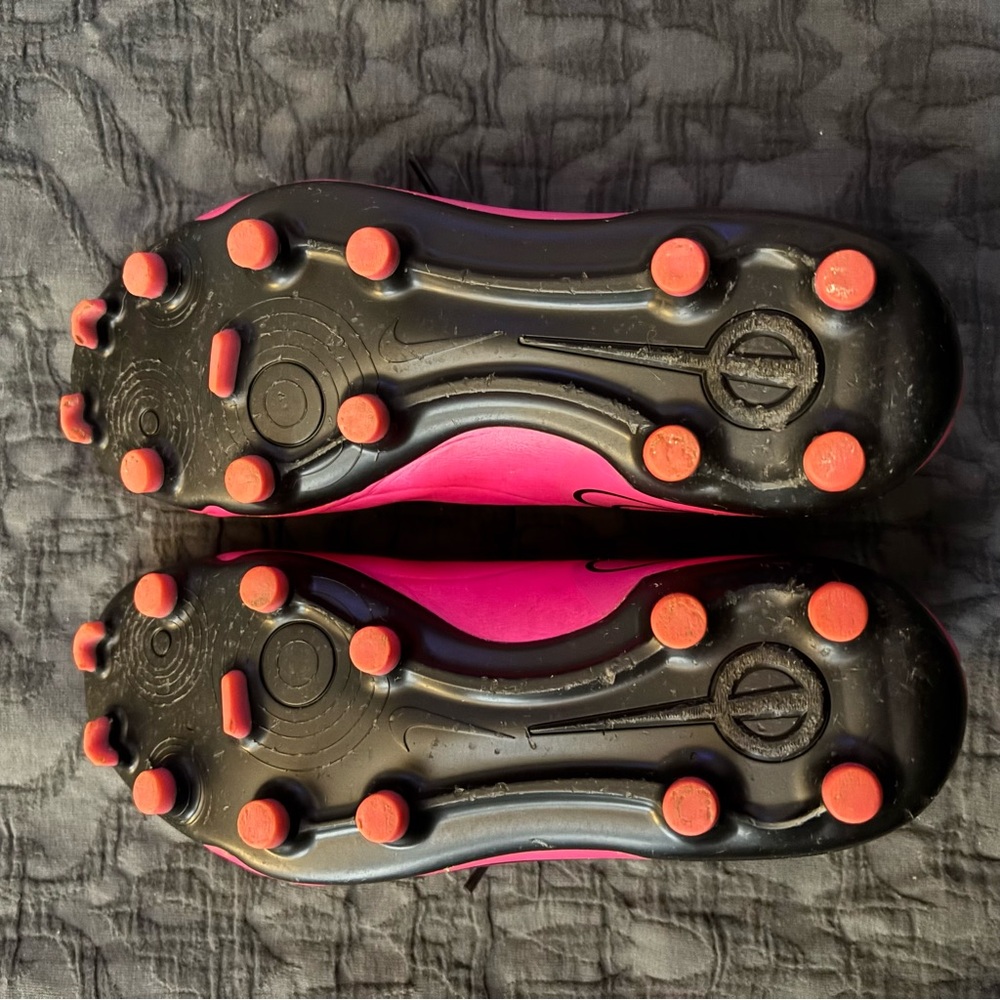 Like New Nike Girls Pink Soccer Cleats - Picture 5 of 6